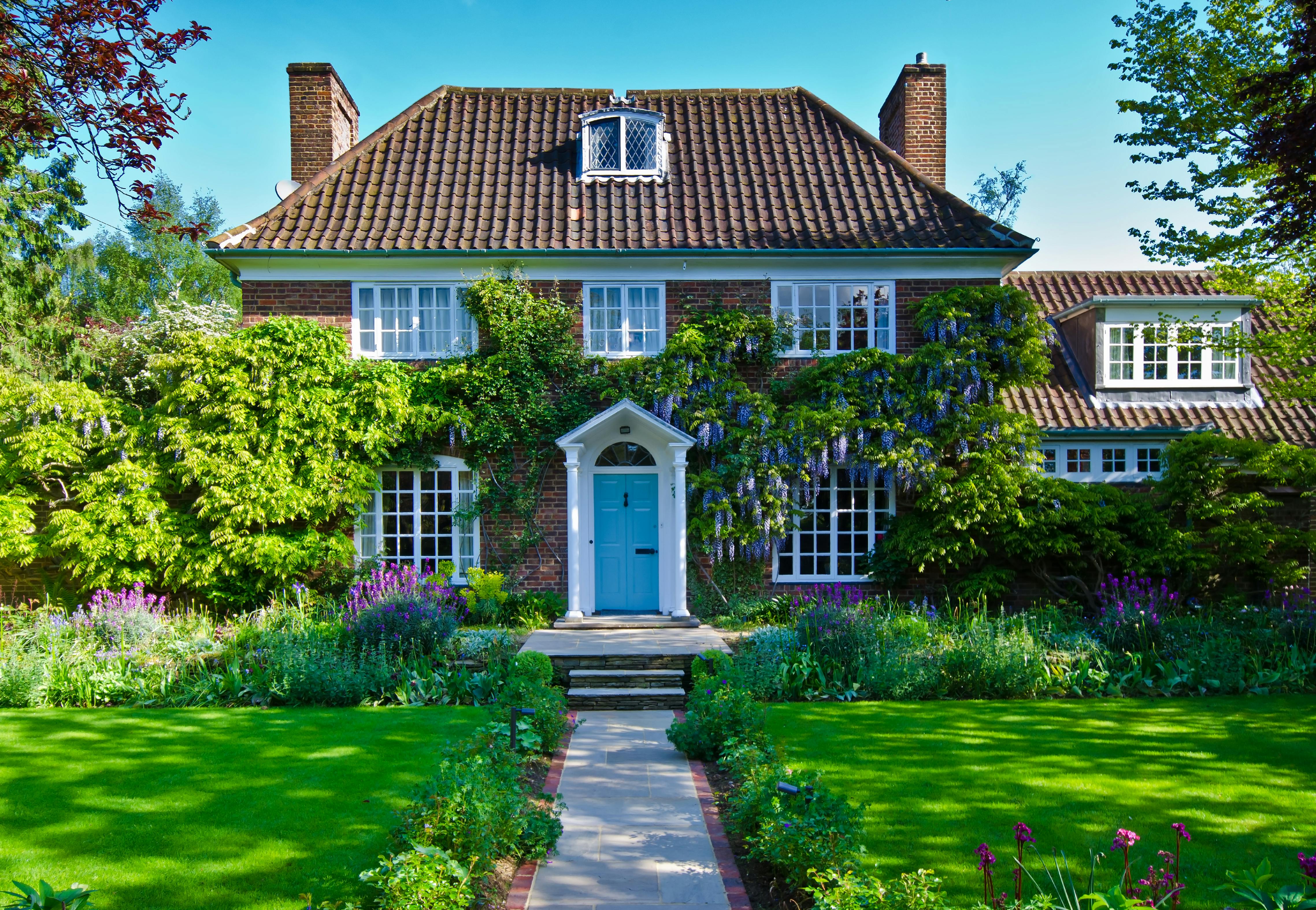 Английский дом картинки. Маленький дом в английском стиле. Дома в английском стиле из красного кирпича. Английский коттеджный сад. Английские дома с садом.