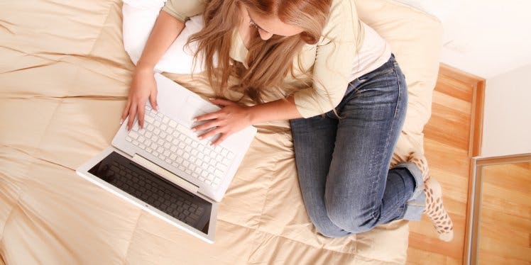woman-on-bed-with-laptop
